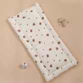 Мека бебешка подложка с дизайн на кафяви мечета, луни и звезди върху бял фон